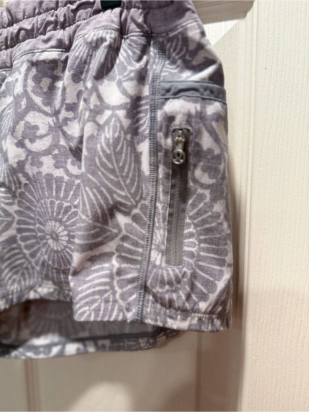 Lululemon Tracker Short II Gray Floral Print Lined Running Shorts Size 8 Pocket - Picture 5 of 9
